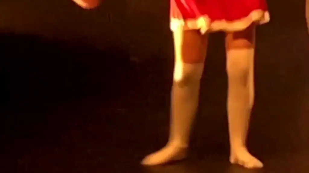 petite video de moi entrain de danser sur scene avec une petite tenue ...