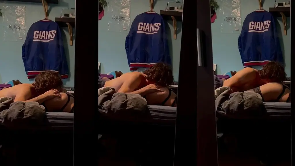 il me procure enormement de plaisir avec sa langue, ses doigts dans ma chatte ...