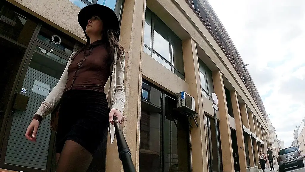 exhib en public en mini jupe avec un haut totalement transparent