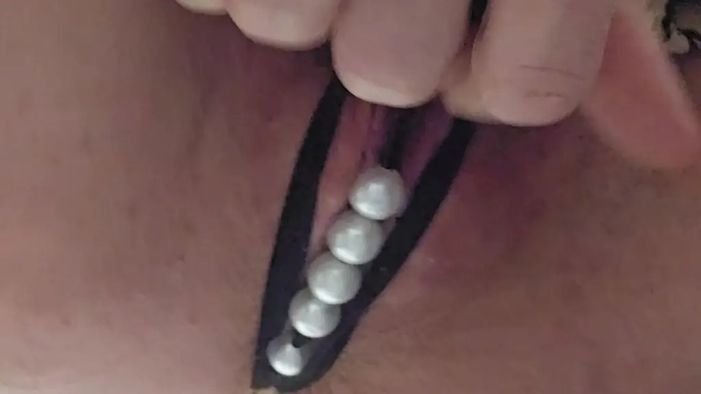 je suis tout excitee avec ce string a perle, je me sens salope ! et toi tu es ...