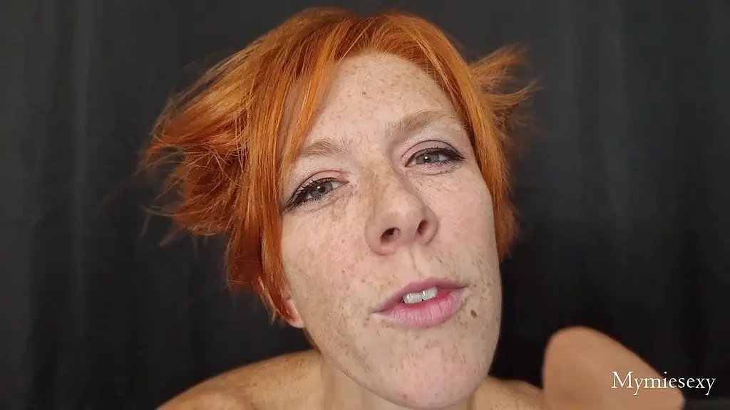 goute a ma langue : droit dans les yeux, je te regarde, ta bite dans la bouche...