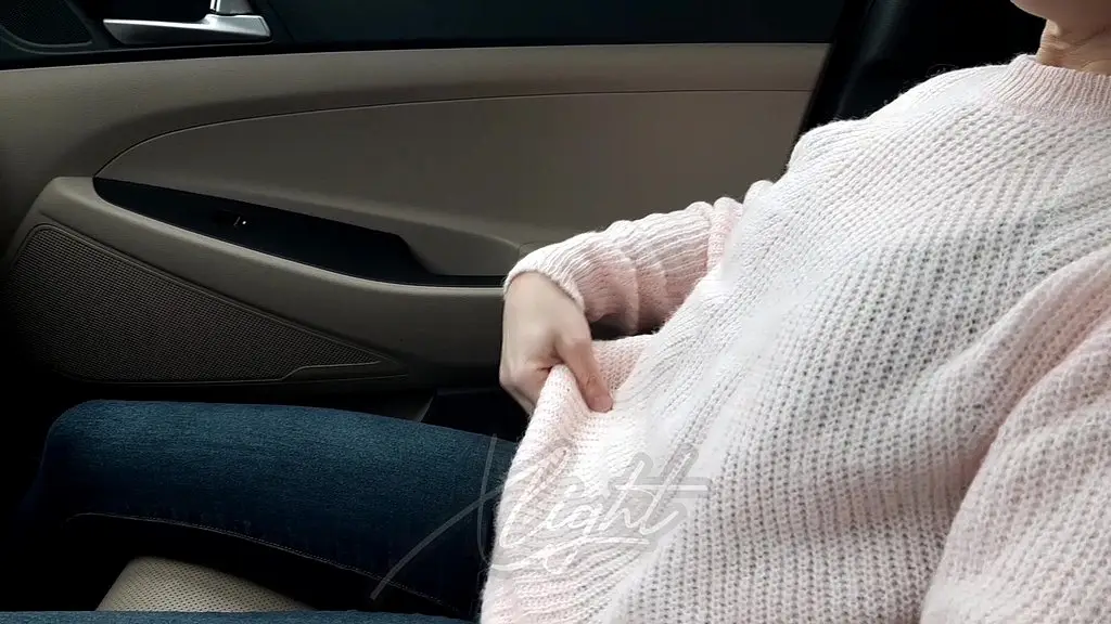 le shopping continu, petite exhib sur un parking . monsieur ma equipee pour me...