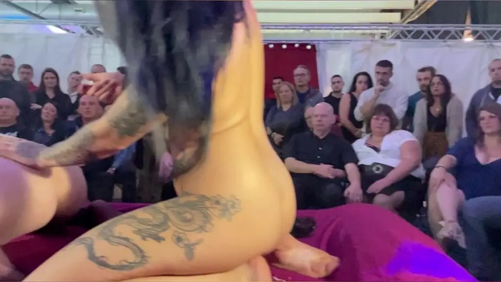 tu as deja baiser devant 70 personnes ? moi oui, et c’etait le pied total ...