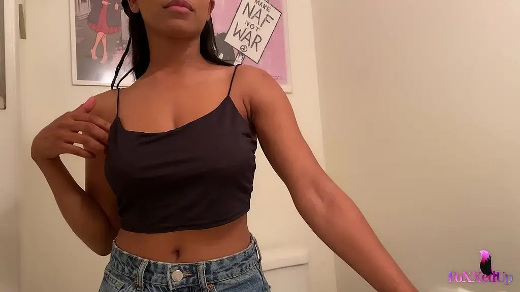 чувствует себя в ванной! Похотливая Дженна Фокс мастурбирует!