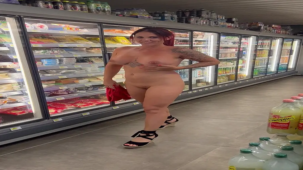 petite exhib au rayon frais d un supermarche
