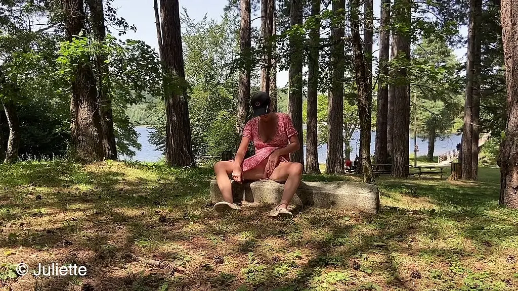 je me masturbe devant des voyeurs au lac des montagnes