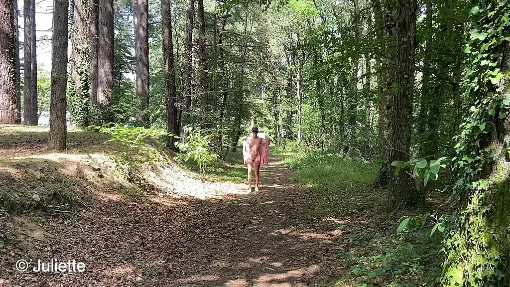 je me promene entierement nue au lac des montagnes