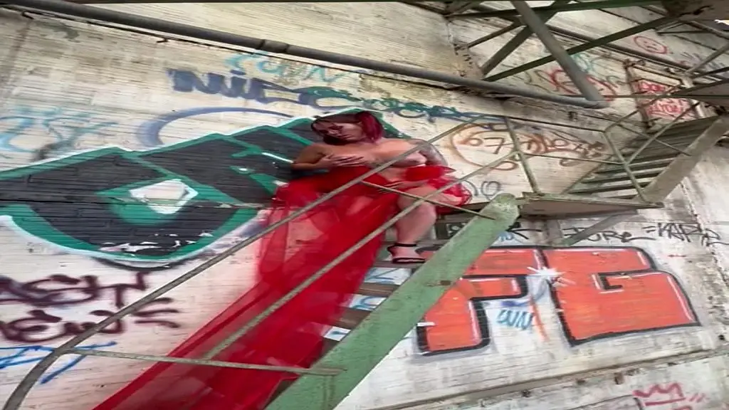 nue dans mon tulle rouge, je fait la belle devant le photographe