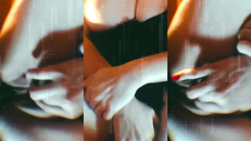 je me fais remplir la chatte par la queue de mon mari tout en me caressant le ...