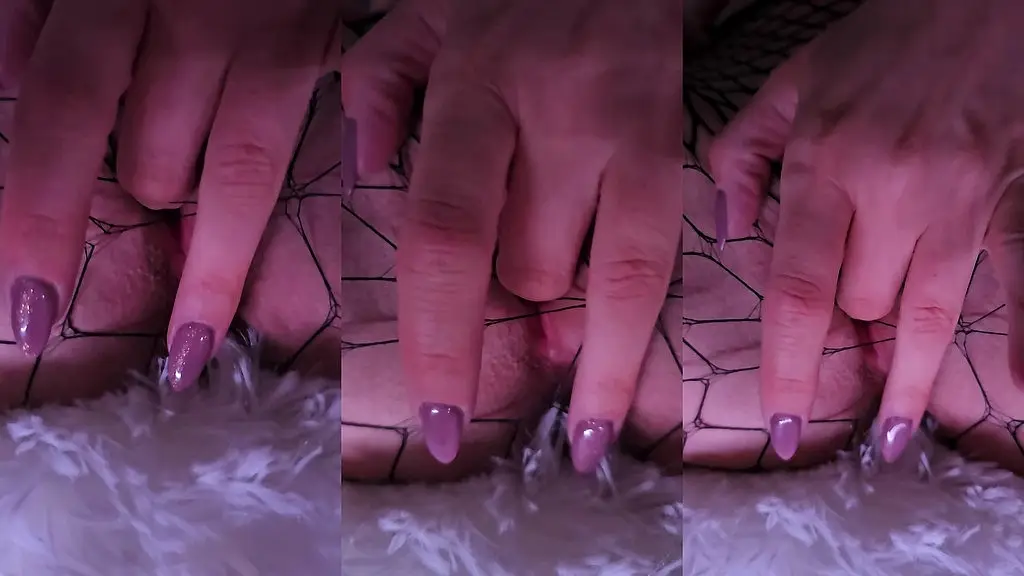 abonne toi pour voir comme j aime aller chercher ma mouille et me carresser avec...