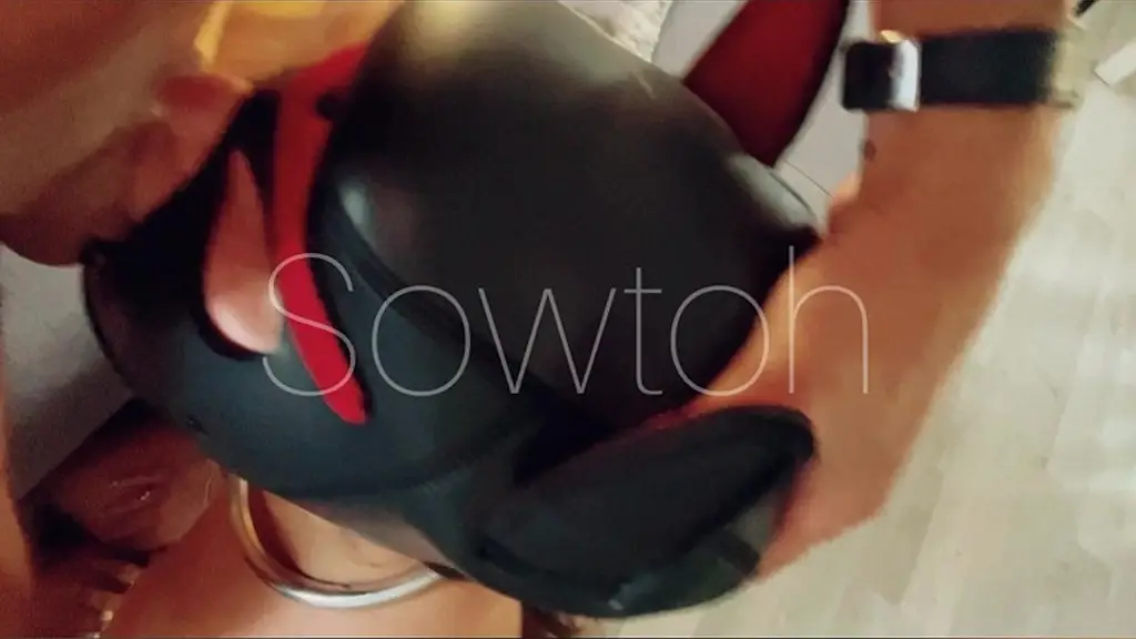 quand je glisse le masque de chienne a ancilla, elle vire directement et leche...