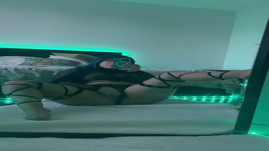 hinata se touche devant son miroir