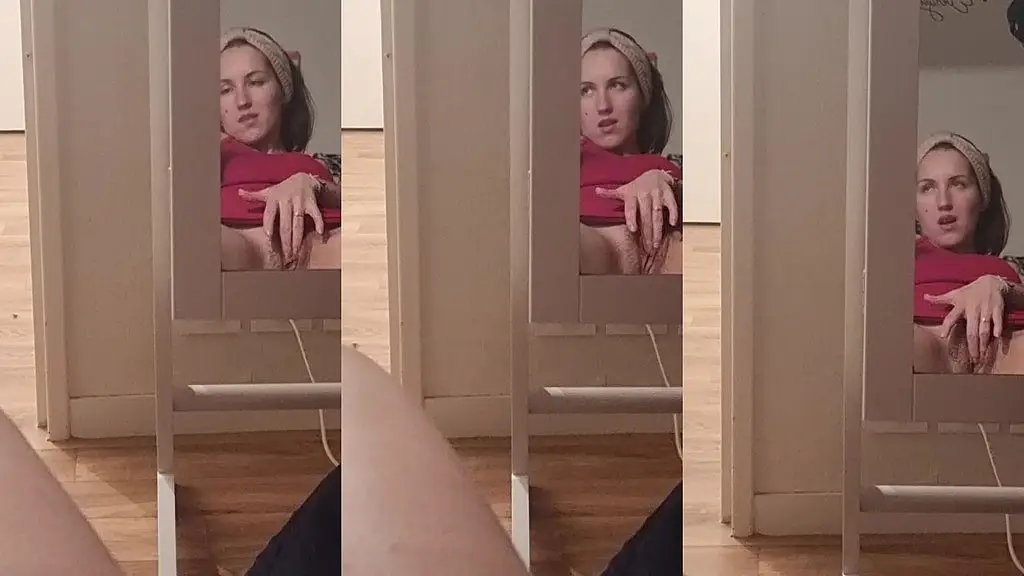 je me touche discretement