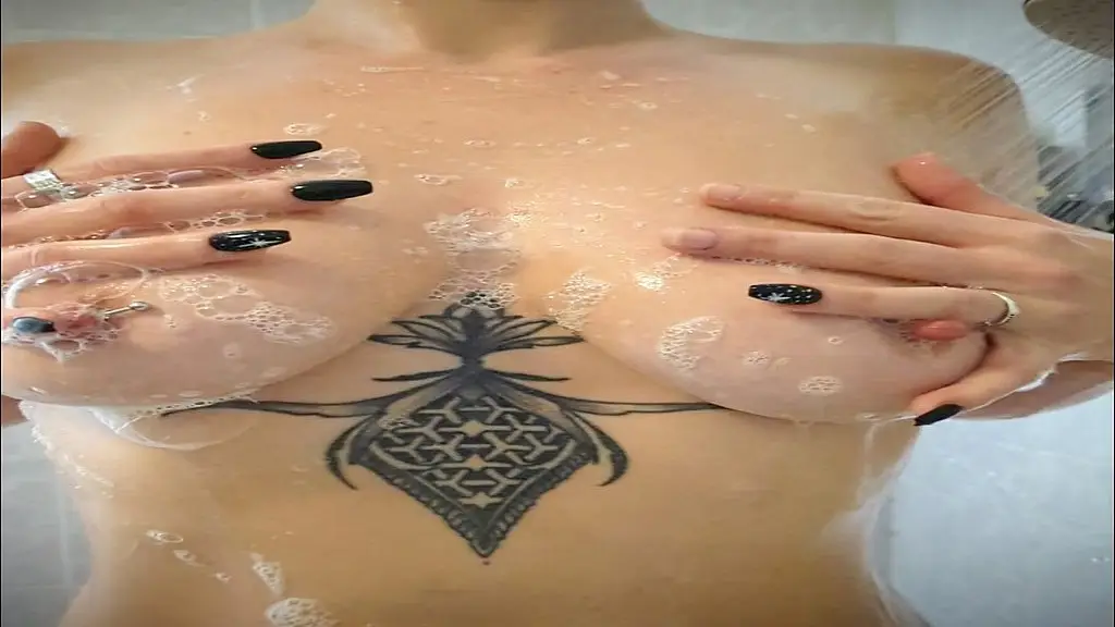 gros plan sur les seins tu aimes ?