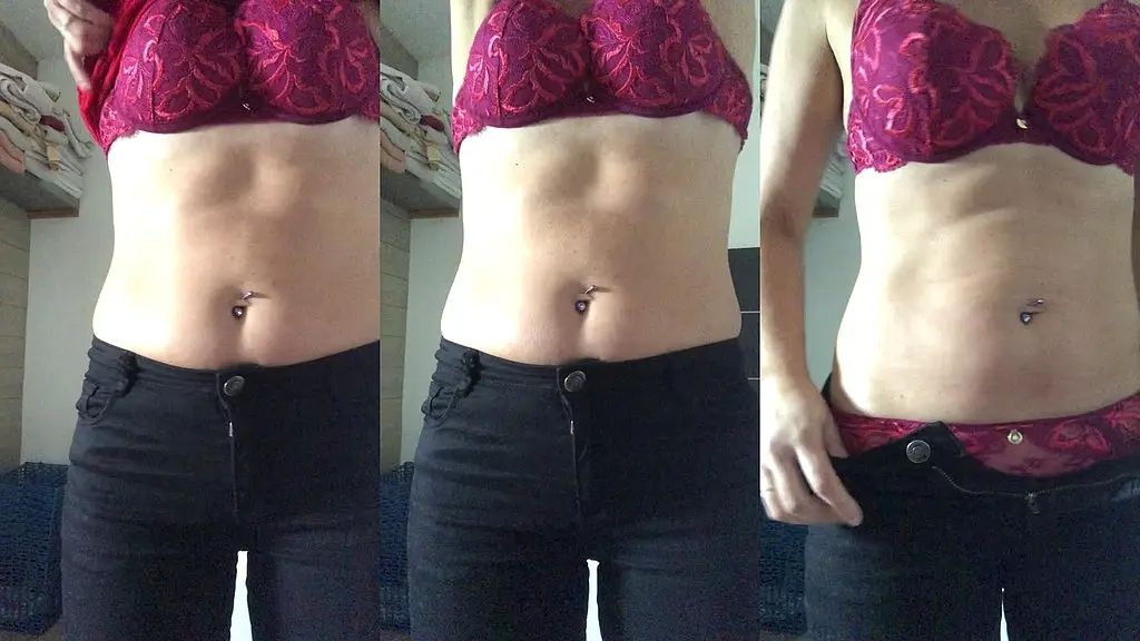 je me deshabille pour un bon bain qui vient me frotter ?