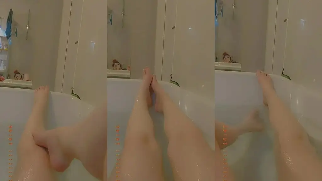 mes jambes et mes pieds dans mon bain