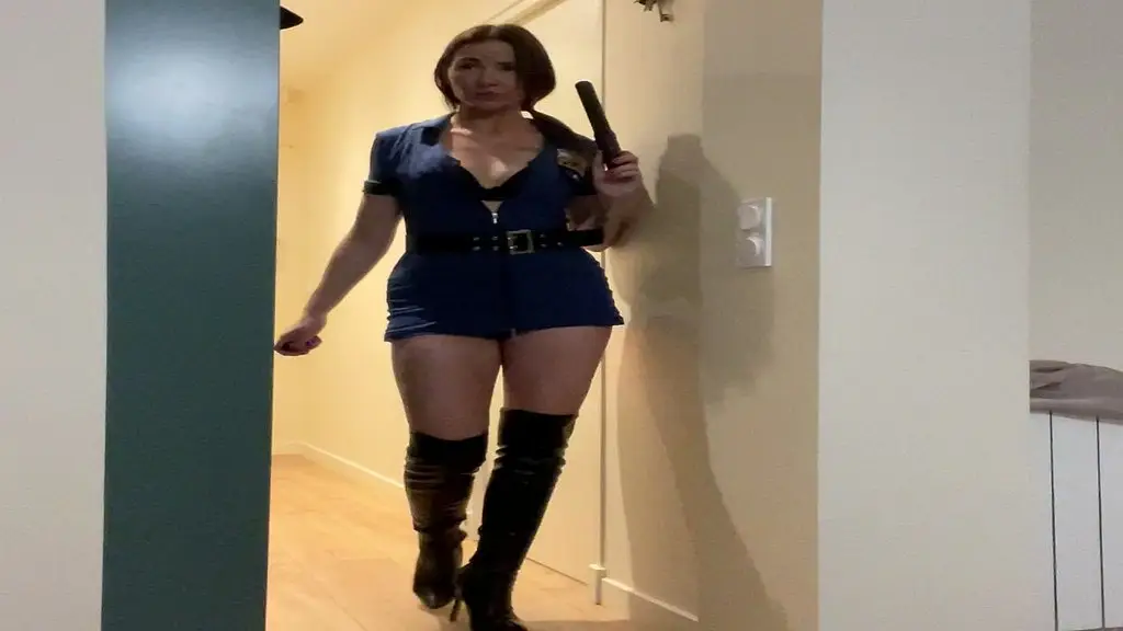 suite. la policiere est tres chaude