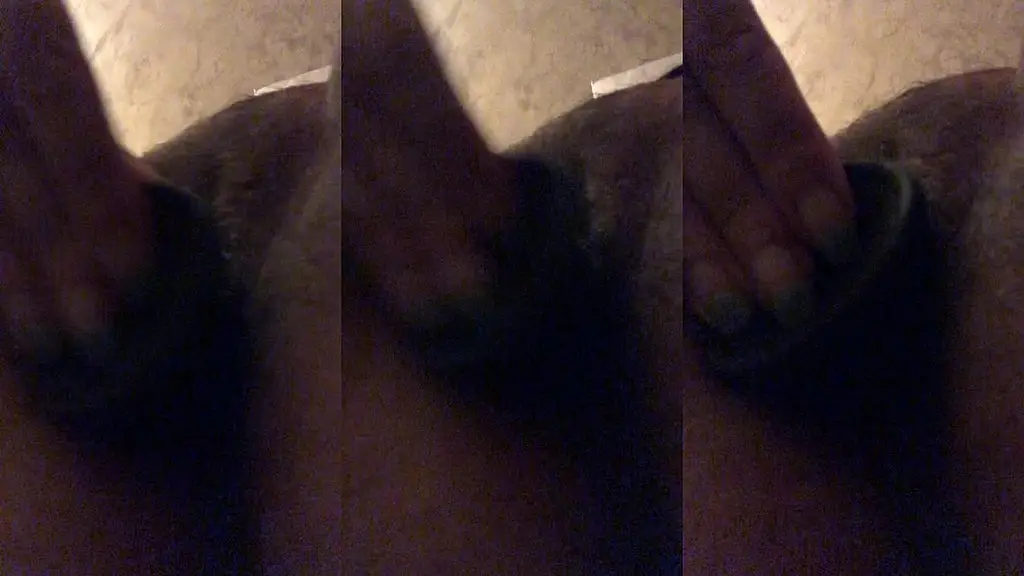 caresse de mon gode noir et orgasme filme en gros plan et clair obscur