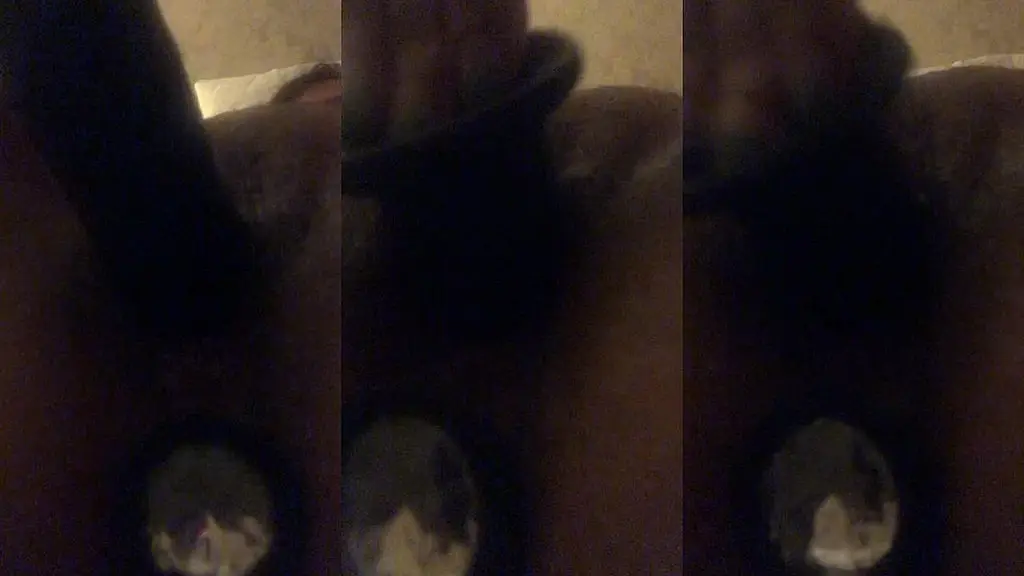 jeu avec mon gode noir et le bijou en place derriere