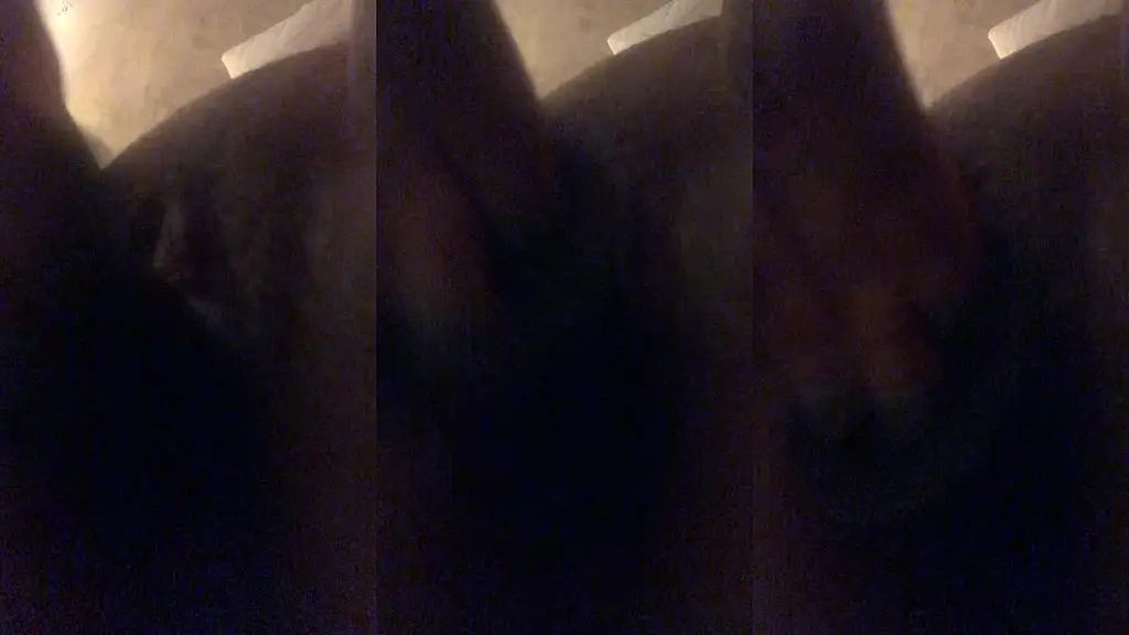 jeu avec mon gode noir en gros plan et filme en clair obscur