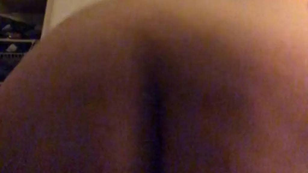 je chevauche mon gode noirvue de derriere, filme en clair obscur