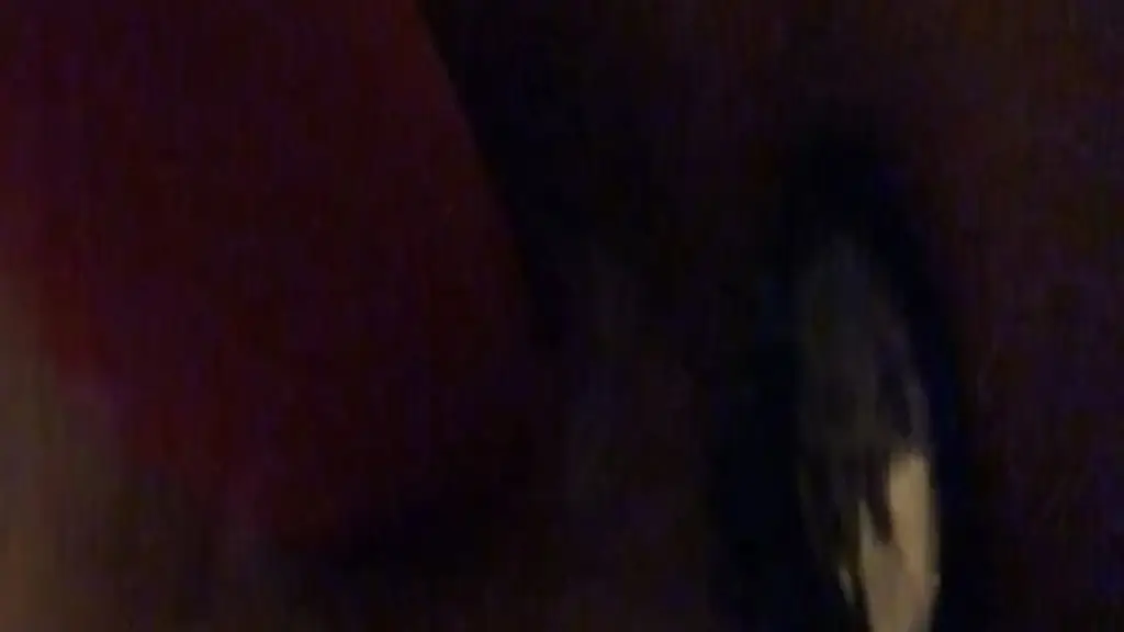 orgasme avec le rabbit et bijou en place filme en gros plan et clair-obscur