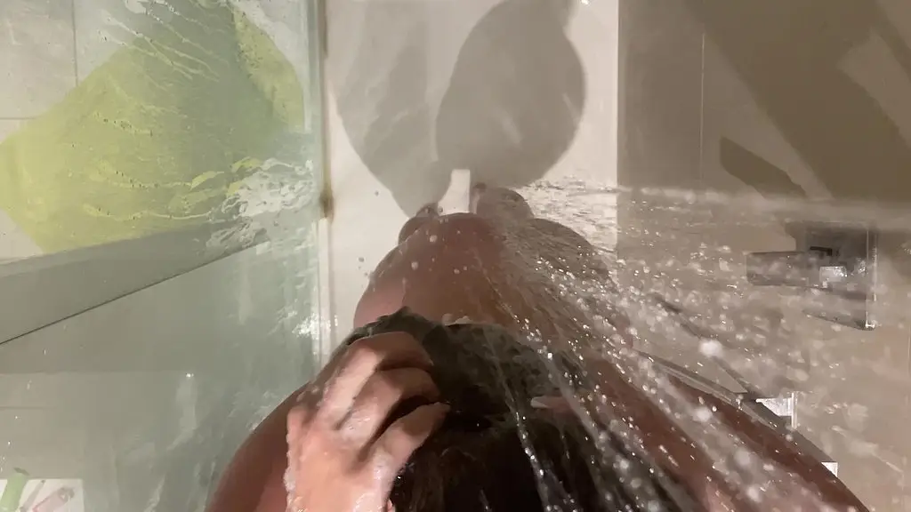 je vous laisse regarder quand je me douche