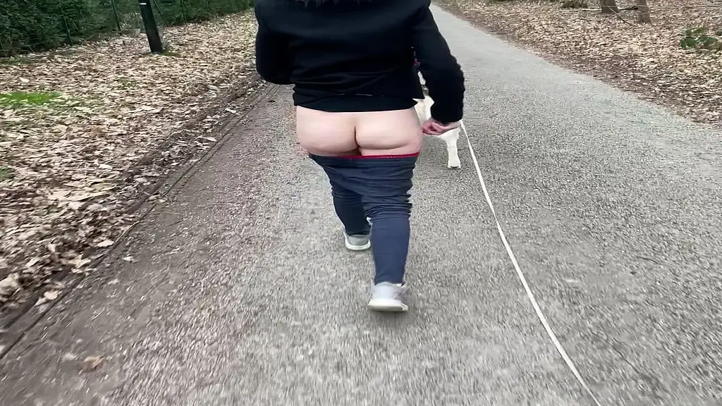 le cul a l air pendant la promenade du chien