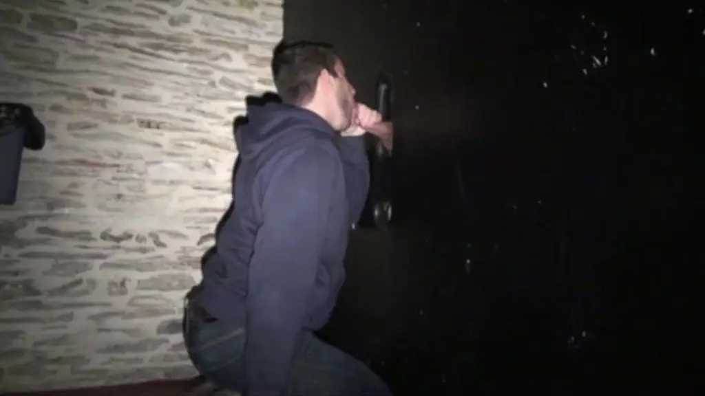 436 this gay boy lovbe sucking big dick on glory holes