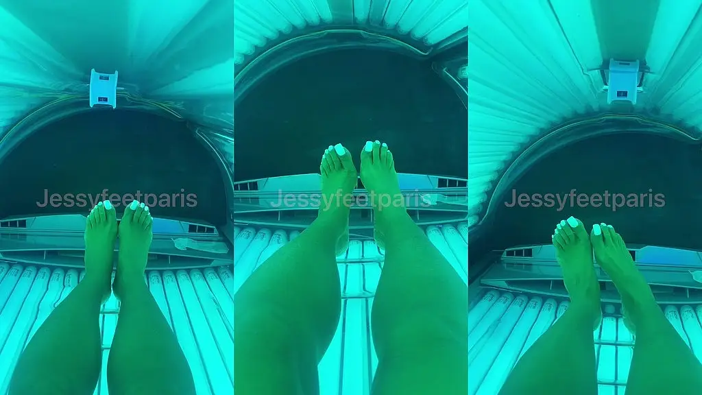 viens dans ma cabine lecher mes pieds tout chauds...