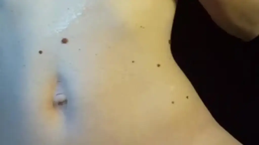 une bien belle video mmmmm tu vas bander comme un gros cochon je me crache ...