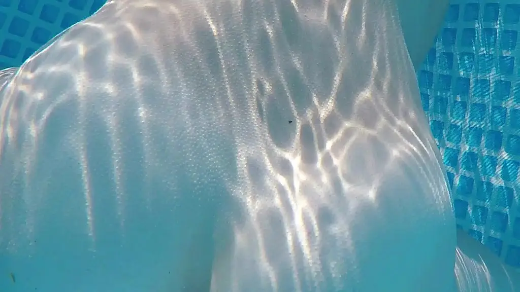 je me gode avec un concombre dans la piscine