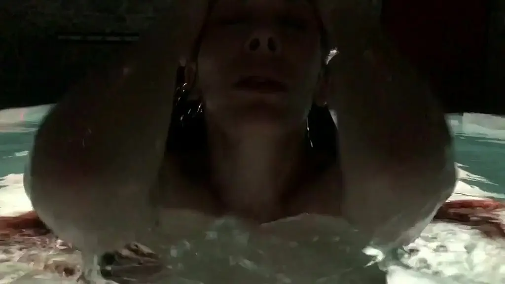 viens me rejoindre dans mon jacuzzi geant, et viens prendre ton pied. je t y ...