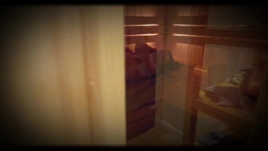 masturbation au sauna devant un voyeurje suis dans le sauna et la chaleur m ...