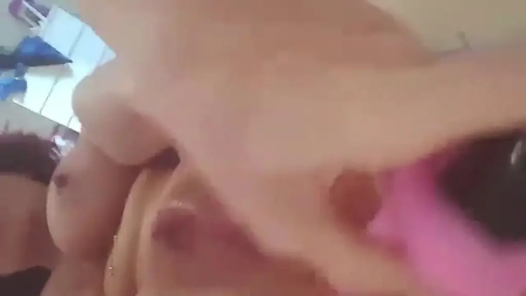 branlette 2 godesun bon moment de plaisir avec un gode dans chaque trou !!!!! j...