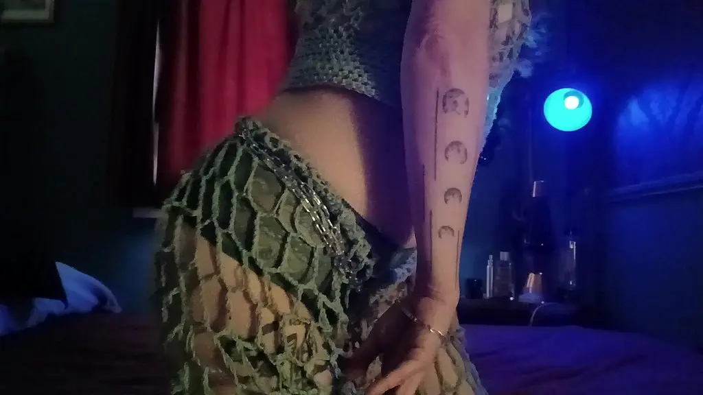 une petite danse silencieuse et sensuelle dans une tenue incroyable (n est-ce ...