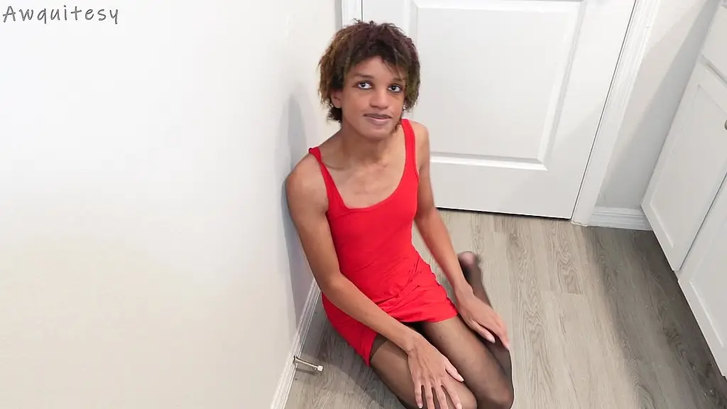 милая транс-девочка впервые после операции по феминизации лица надевает колготки с ножками