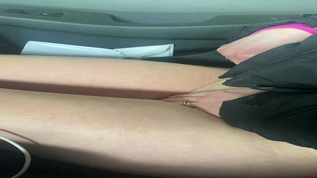 dans la voiture en bort de l’eau en dessous d’un pont je me deshabille pour...