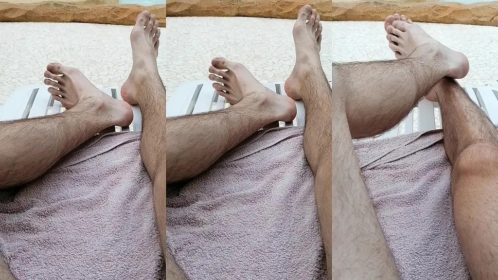 regarde mes beaux pieds se dandiner au bord de la piscine