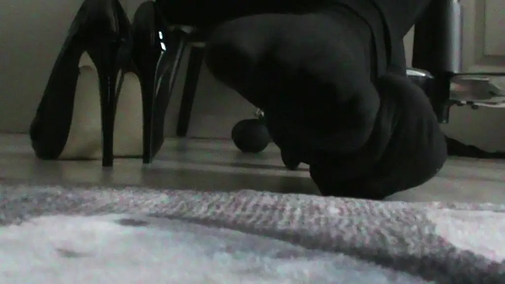 ignor camdans cette video je te pose a mes pieds et simule d etre au bureau...