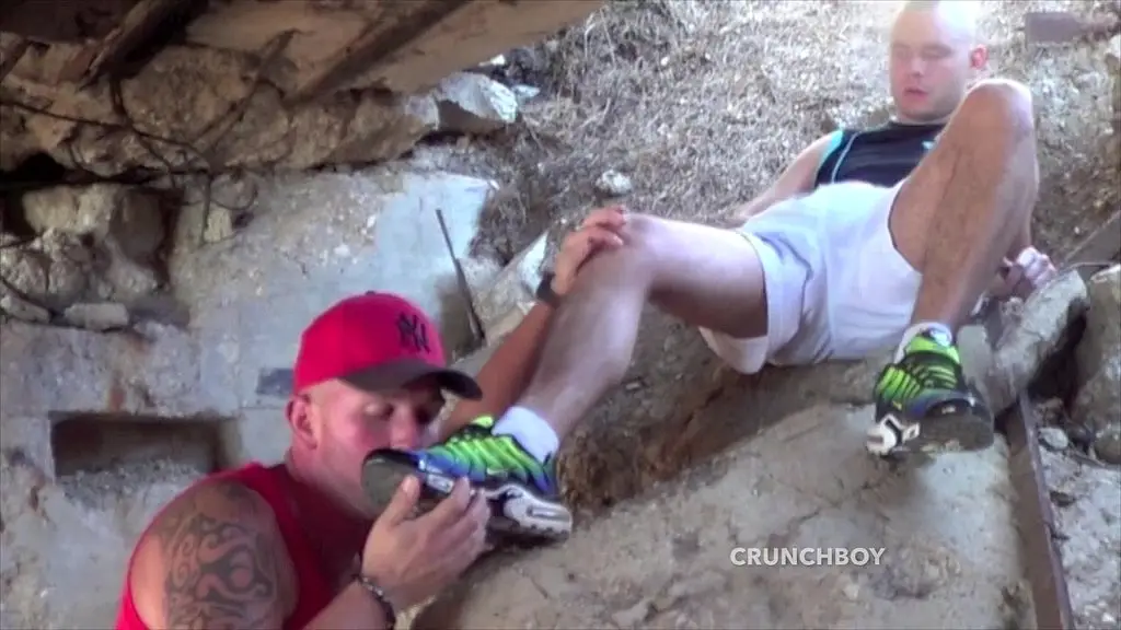 1477 hto sneaker domination in the exhib public beach