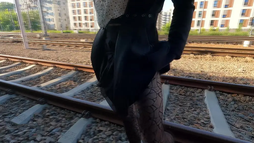 подросток транс оливия, поезд, железная дорога, круглая задница и член