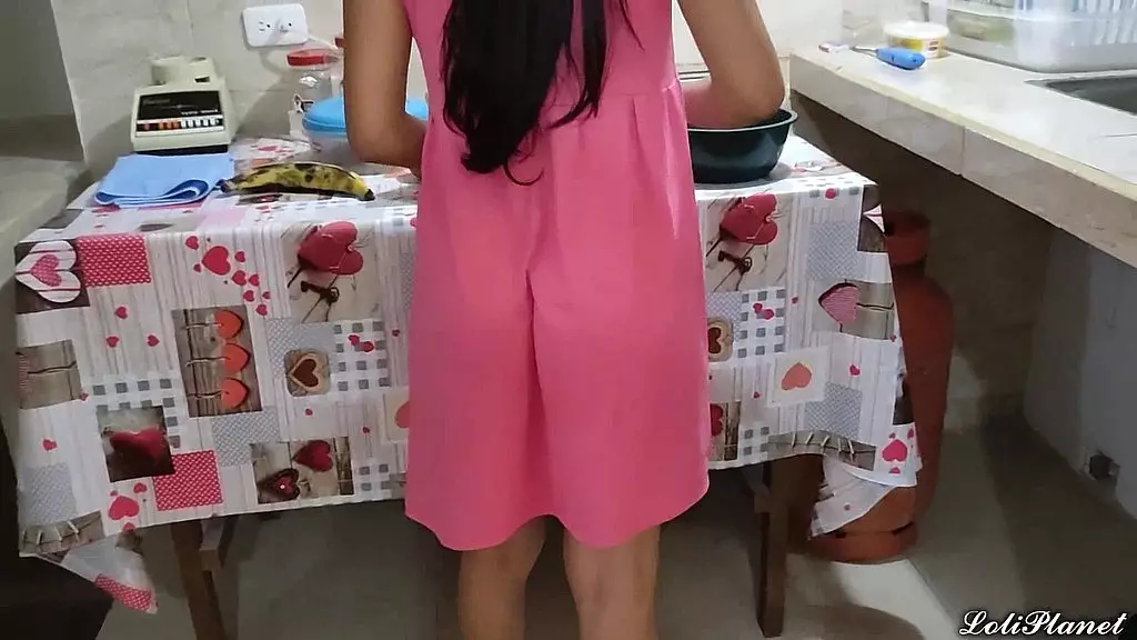 слежу за тем, как моя сводная сестра готовит, одетая в розовое, я трахаю ее, когда мы одни дома
