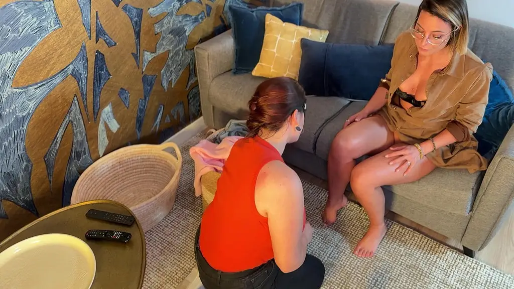 11 min de video foot fetish .quand la maitresse lea pam decouvre que la ...