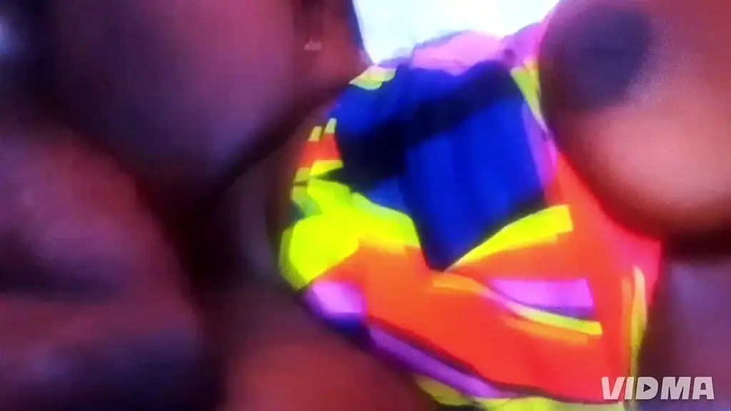 une grosse chienne se fait baiser par une grosse queue toute noire.