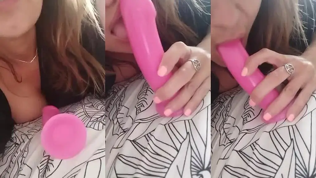 ma langue humide sur un jouet