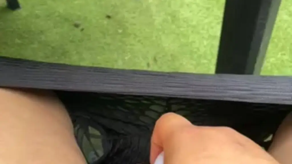 je bois un cafe en terrasse et j’ai une soudaine envie... squirte en pleine ...