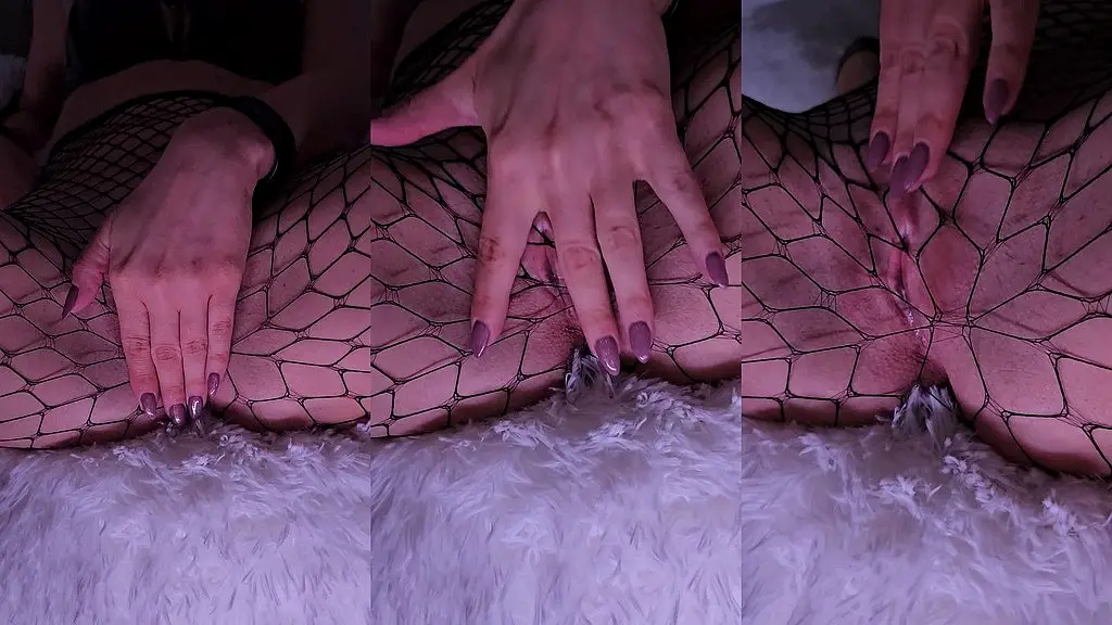 viens decouvrir ma petite chatte serree que j adore carresser