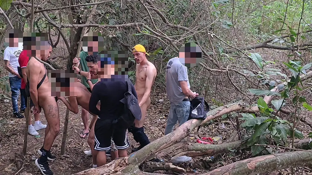 no mato fodendo com varios homens