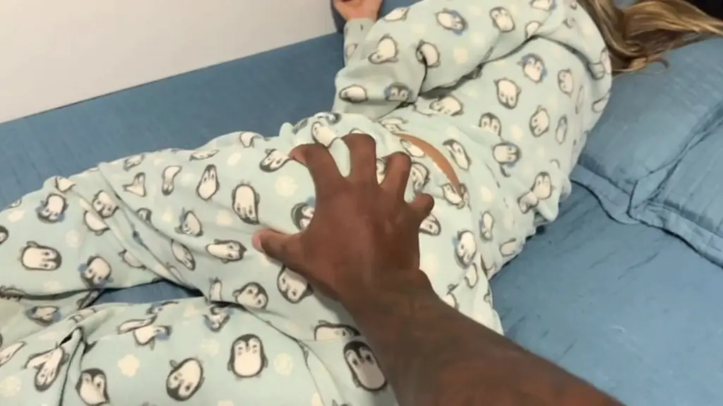 enteada seduz padrasto assistindo porno de porta aberta